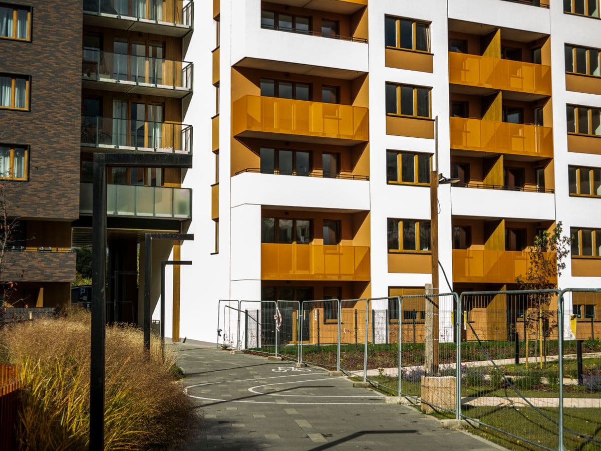 Edificio residencial moderno con balcones