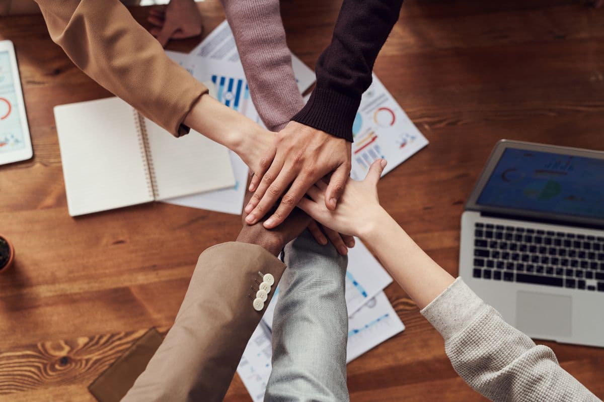 Reunión de alianza comercial entre empresas