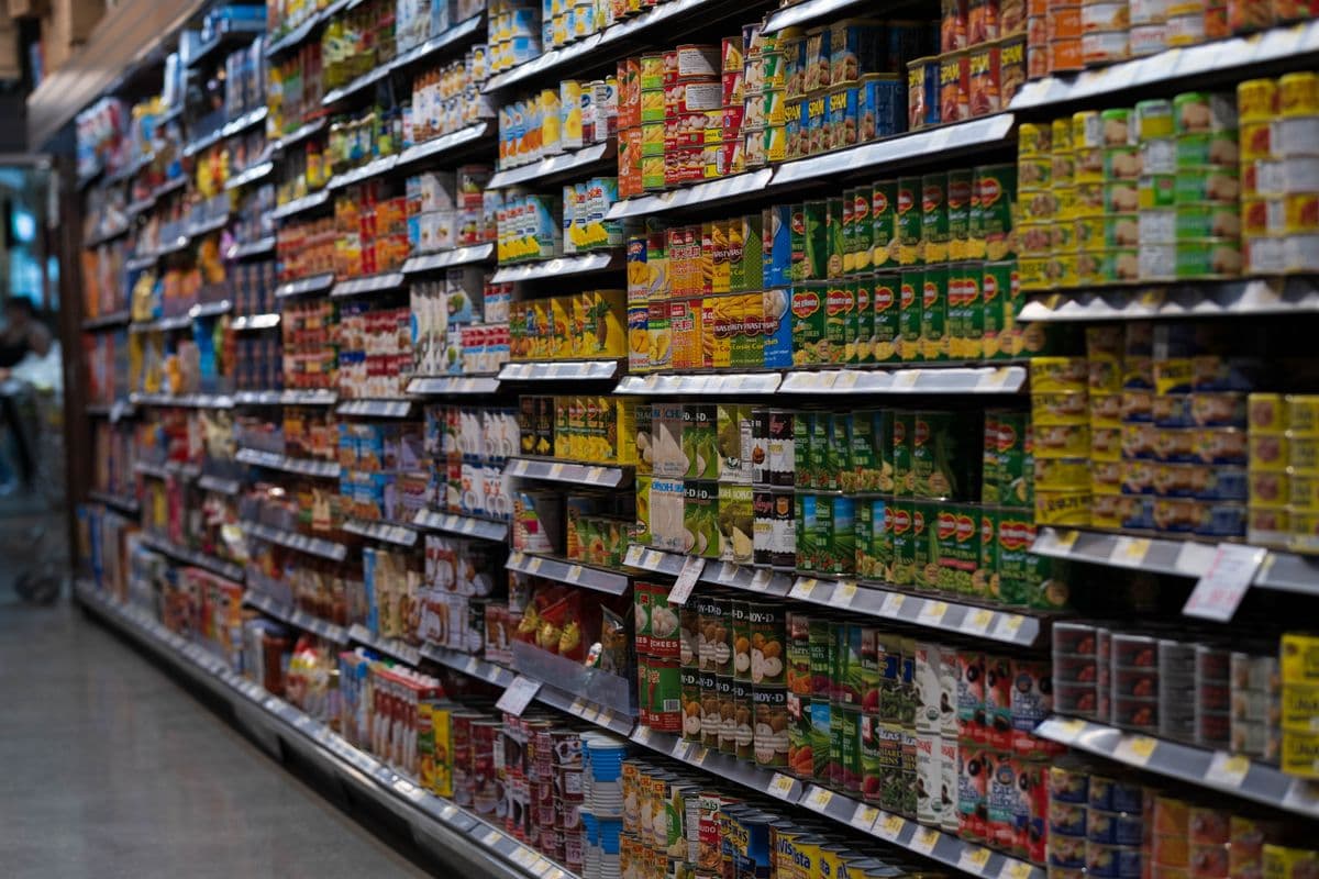 Pasillo de supermercado con estanterías